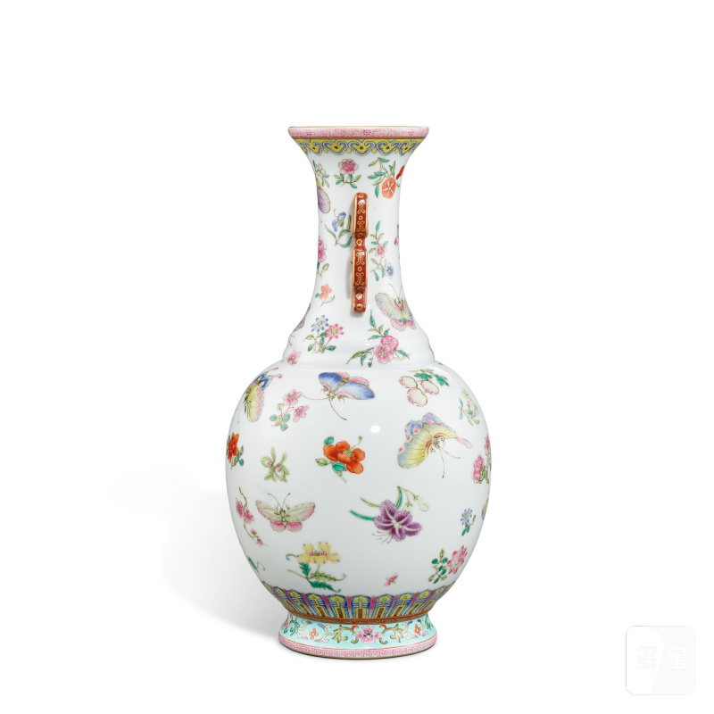 A famille-rose 'butterfly' handled vase, Republican period | 民國 粉彩花蝶紋雙耳瓶 《大清嘉慶年製》仿款 - 图4